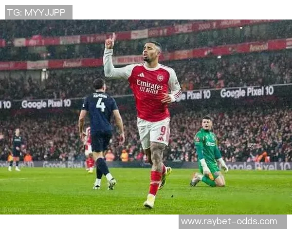 意甲激战阿森纳与曼联战成平局红牌事件引发全场热议与争议